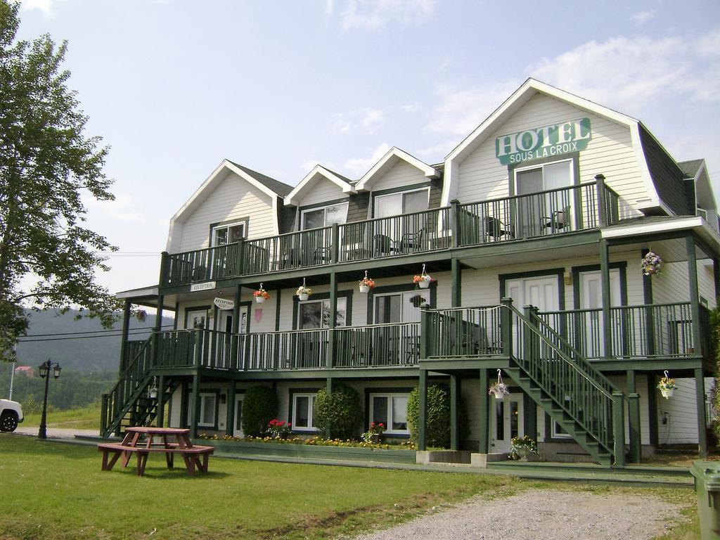 Hotel Sous La Croix 152725 タドゥサック エクステリア 写真